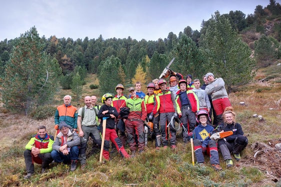 Gelungene Gemeinschaftsaktion: Die Schülerinnen und Schüler legten selbst Hand an, um die Ahornacher Bergwiesen zu entstrauchen. (Foto: LPA/Landesamt für Natur/Markus Kantioler)