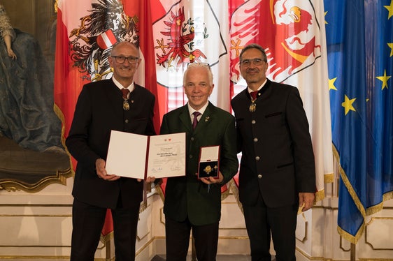 Insignito della croce al merito del Land Tirol dai presidenti provinciali Anton Mattle (a sinistra) e Arno Kompatscher (a destra): Reinhard Steger (al centro) di Campo Tures. (Foto: Land Tirol/Sedlak)