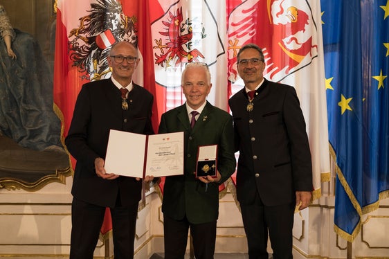Mit der Verdienstkreuz des Landes Tirol von den Landeshauptleuten Anton Mattle (links) und Arno Kompatscher (rechts) ausgezeichnet: Reinhard Steger (Mitte) aus Sand in Taufers. (Foto: Land Tirol/Sedlak)