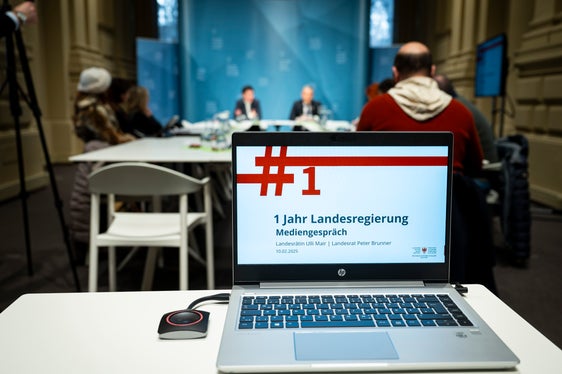 Landesrätin Ulli Mair und Landesrat Peter Brunner gewährten bei der Pressekonferenz zu einem Jahr Landesregierung einen Ausblick auf anstehende Initiativen in ihren Zuständigkeitsbereichen. (Foto: LPA/Fabio Brucculeri)