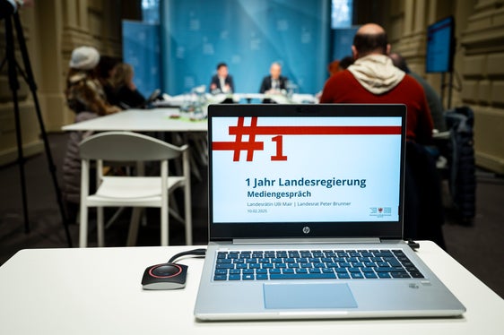 Landesrätin Ulli Mair und Landesrat Peter Brunner gewährten bei der Pressekonferenz zu einem Jahr Landesregierung einen Ausblick auf anstehende Initiativen in ihren Zuständigkeitsbereichen. (Foto: LPA/Fabio Brucculeri)