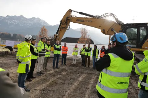 Die Verbesserung der Sicherheit und Funktionalität dieser beiden Knotenpunkte entlang der Pustertaler Staatsstraße war ein jahrzehntelanger Wunsch der Gemeinden Rasen-Antholz und Olang und wird nun dank der bereitgestellten Mittel für Olympia Realität“, betonte Infrastruktur-Landesrat Daniel Alfreider (dritter von links) am 14. November beim Zusammentreffen mit Bürgermeistern, Technikern und Baufirmen an der Baustelle. (Foto: LPA/Ingo Dejaco)