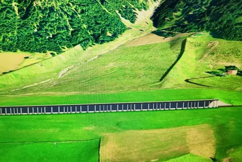Ecco come si presenterà in futuro il tratto di strada tra i due masi nei pressi di Rio Bianco, in Val Sarentino. In questo modo si garantirà sicurezza per gli utenti della strada, ma si eviterà anche che gli abitanti delle frazioni e dei paesi a nord del punto pericoloso rimangano isolati. (Foto: ASP/Ufficio tecnico strade centro sud)