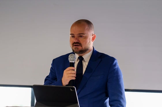 Der Direktor der Abteilung Hochbau und Vermögen, Daniel Bedin, erklärte die neue Initiative zur energetischen Sanierung von Gebäuden. (Foto: LPA/Gianluca Crocco)