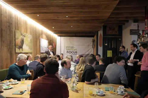 Amtsdirektorin Oberrauch, Landesrat Achammer und Abteilungsdirektor Schöpf (v.r.) beantworteten beim Innovationsfrühstück in Schluderns zahlreiche Fragen der anwesenden Unternehmerinnen und Unternehmer. (Foto: LPA/Clara Masiero)