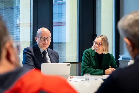 Die Bediensteten der Landesverwaltung, Gemeinden, Bezirksgemeinschaften, Seniorenwohnheime, des WOBI, des Südtiroler Sanitätsbetriebs, des Verkehrsamtes Bozen und der Kurverwaltung Meran erhalten monatlich 280 bis 395 Euro brutto mehr, und zwar für 13 Monatsgehälter, erklärten Ressortdirektor Günther Burger und Personallandesrätin Magdalena Amhof die wichtigste Änderung, die ab 27. November in puncto Gehälter greift. (Foto: LPA/Fabio Brucculeri)