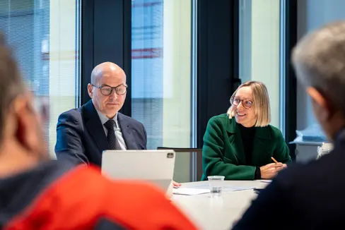 I dipendenti dell'Amministrazione provinciale, dei Comuni, delle Comunità comprensoriali, delle case di riposo, dell'IPES, dell'Azienda Sanitaria dell'Alto Adige, dell'Azienda di Soggiorno e Turismo di Bolzano e dell'Azienda di Soggiorno di Merano riceveranno un aumento lordo da 280 a 395 euro al mese, per 13 mensilità, hanno spiegato il direttore di Dipartimento Günther Burger e l'assessora al Personale Magdalena Amhof. (Foto: USP/Fabio Brucculeri)