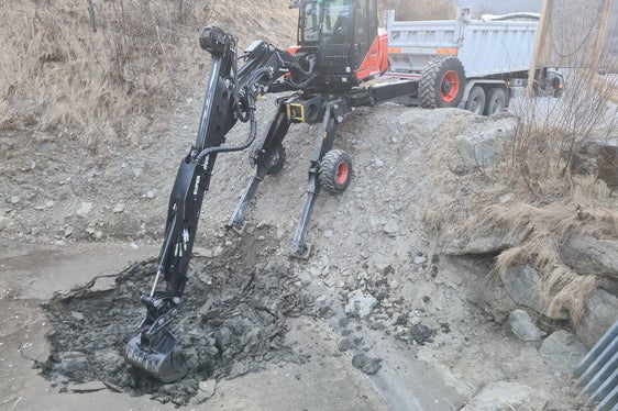 Die Arbeiter der Wildbachverbauung haben auch das Becken im Unser Frau Bach bergseitig oberhalb der Landesstraße beim Rainhof geräumt. (Foto: LPA/Landesamt für Wildbach- und Lawinenverbauung West)