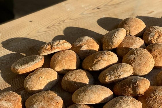 Sabato scorso sono usciti dal forno dei fragranti pani contadini integrali fatti con una miscela di grano e farro. (Foto: ASP/Ufficio Natura)