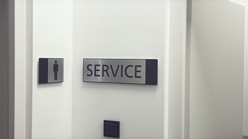 Ab Donnerstag, 15. Jänner, sind die neuen öffentlichen Toiletten am Bahnhof Bruneck in Betrieb. Sie befinden sich im historischen Gebäude, in dem früher Büros und Gepäckräume untergebracht waren. (Foto: LPA/Ressort für Infrastrukturen und Mobilität)