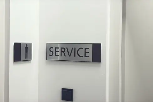 Da giovedì 15 gennaio, alla stazione ferroviaria di Brunico, saranno attivi i nuovi servizi igienici pubblici, realizzati all’interno dell’edificio storico che un tempo ospitava uffici e depositi bagagli. (Foto: USP/Dipartimento Infrastrutture e Mobilità)