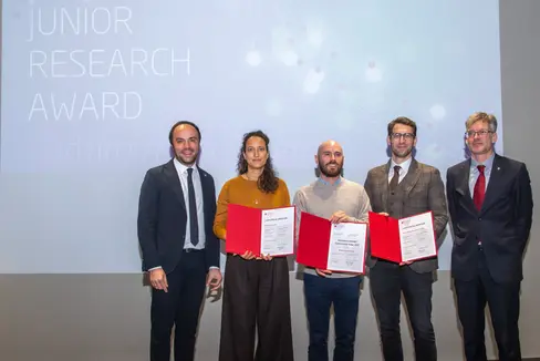 Amtsdirektor Manuel Gatto (rechts) und Forschungslandesrat Philipp Achammer (von links) gratulierten den Preisträgern Magdalena Nagler, Matteo Prina und Jack Schropp. (Foto: LPA/Othmar Seehauser)