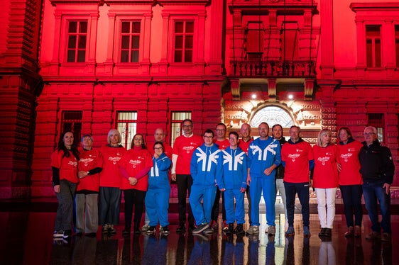 Die Südtiroler Special-Olympics-Delegation vor dem rot erleuchteten Landhaus 1. (Foto: LPA/Silvia Obwexer)