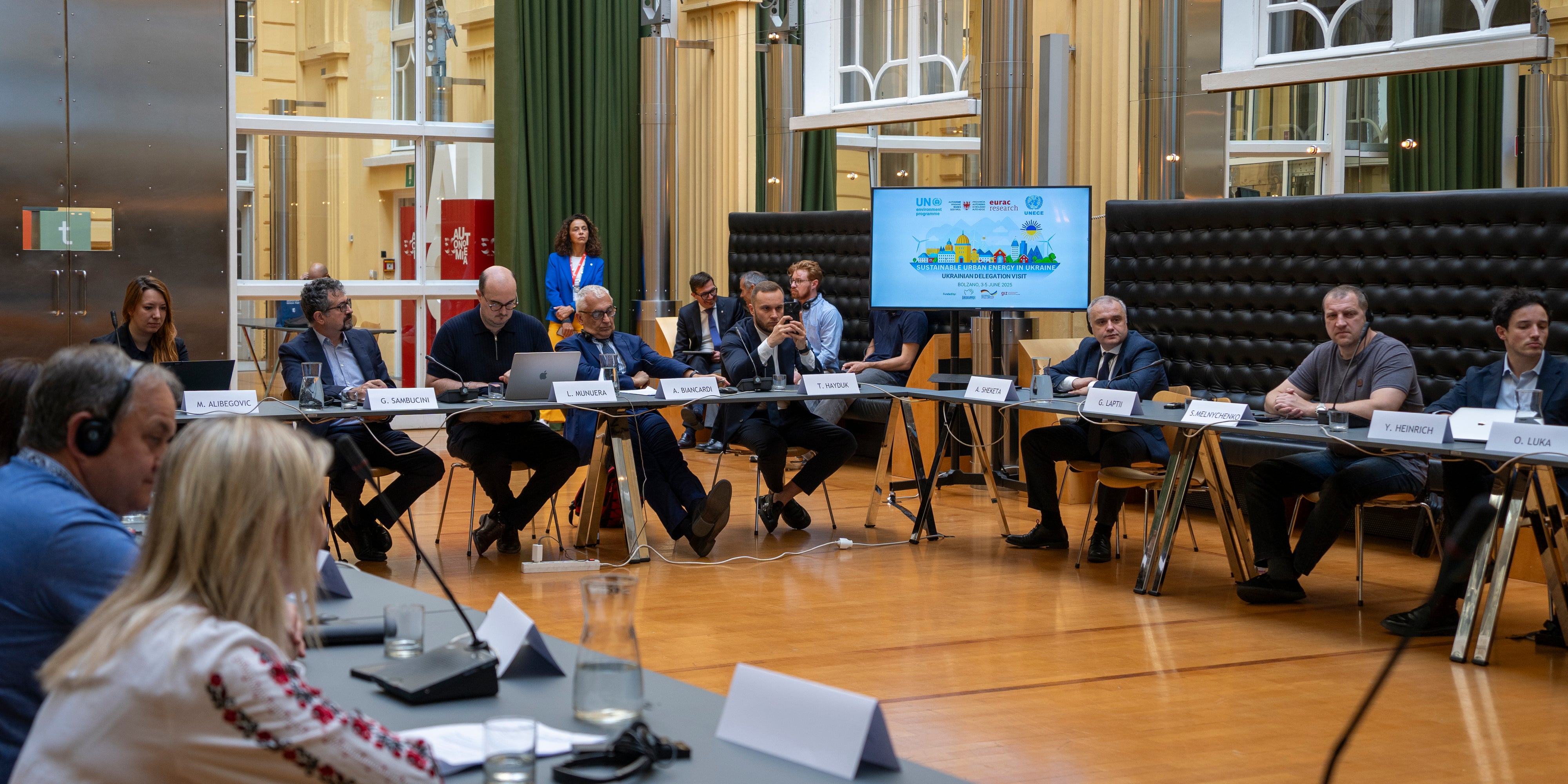 Autonomie, wirtschaftliche Entwicklung, nachhaltige Stadtplanung und erneuerbare Energieversorgung standen im Mittelpunkt des Austausches im Palais Widmann. (Foto: Eurac Research/Annelie Bortolotti)