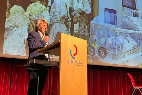 Heute gebe es in Südtirol spezialisierte Stationen, moderne Betreuungspfade und ein professionelles Pflegeprofil, das sich an den besonderen Bedürfnissen von Kindern und Jugendlichen orientiere, sagte Gesundheitslandesrat Hubert Messner, der beim Auftakt des 58. Internationalen Osterkongresses für pädiatrische Fortbildung in Brixen über die Entwicklung der Kinder- und Jugendmedizin in Südtirol und über künftige Herausforderungen gesprochen hat. (Foto: LPA/Ressort für Gesundheitsvorsorge und Gesundheit)