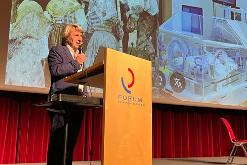 Heute gebe es in Südtirol spezialisierte Stationen, moderne Betreuungspfade und ein professionelles Pflegeprofil, das sich an den besonderen Bedürfnissen von Kindern und Jugendlichen orientiere, sagte Gesundheitslandesrat Hubert Messner, der beim Auftakt des 58. Internationalen Osterkongresses für pädiatrische Fortbildung in Brixen über die Entwicklung der Kinder- und Jugendmedizin in Südtirol und über künftige Herausforderungen gesprochen hat. (Foto: LPA/Ressort für Gesundheitsvorsorge und Gesundheit)