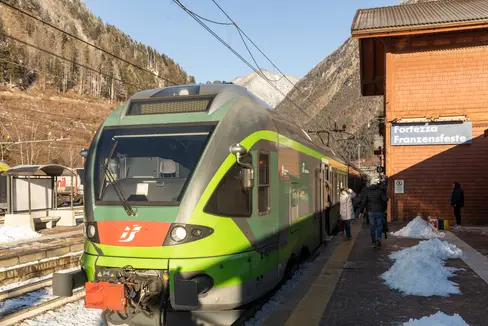 Nach mehr als einem Jahr intensiver Bauarbeiten wurde am 27. Jänner die gesamte Bahnstrecke im Pustertal wiedereröffnet. Auf dem Foto der Zug, der um 9.10 Uhr aus Bruneck kommend in den Bahnhof Franzensfeste einfährt. (Foto: LPA/Tiberio Sorvillo)