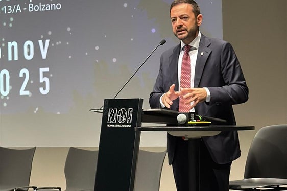 Il vicepresidente Marco Galateo nel corso del suo intervento al convegno tenutosi al NOI Techpark. Un sistema di orientamento coerente e integrato rappresenta una leva strategica per il successo formativo. (Foto: USP)
