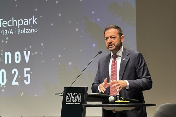 Il vicepresidente Marco Galateo nel corso del suo intervento al convegno tenutosi al NOI Techpark. Un sistema di orientamento coerente e integrato rappresenta una leva strategica per il successo formativo. (Foto: USP)