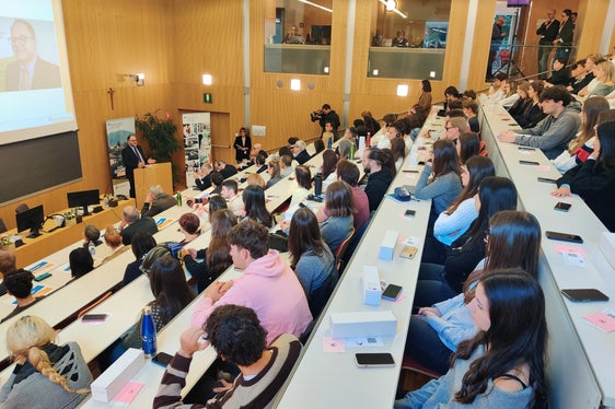 Eine ganze Reihe von Vertreterinnen und Vertretern aus dem Gesundheitsbereich und von den Partneruniversitäten der Claudiana sprachen zu den Studierenden und wünschten viel Erfolg. (Foto: LPA/Ressort für Gesundheitsvorsorge und Gesundheit)