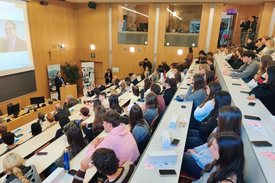 Numerosi rappresentanti del settore sanitario e delle università partner della Claudiana hanno rivolto alcune parole agli studenti, augurando loro ogni successo. (Foto: USP/Dipartimento Prevenzione sanitaria e Salute)