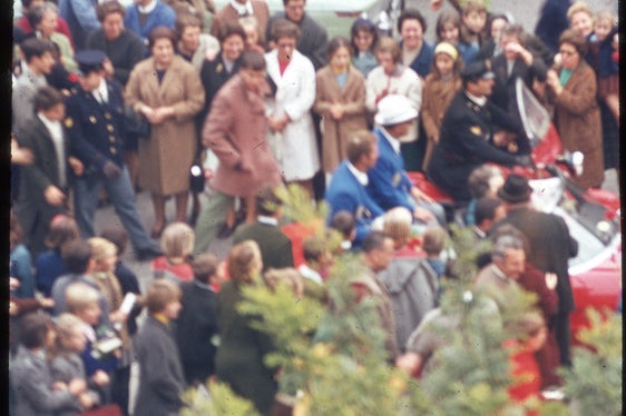 Empfang für den Olympioniken Klaus Dibiasi und seinen Vater Karl auf dem Grieser Platz in Bozen - das Foto stammt aus dem Jahr 1968. (Foto: LPA/Stiftsarchiv Gries/P. Ambros Trafojer)