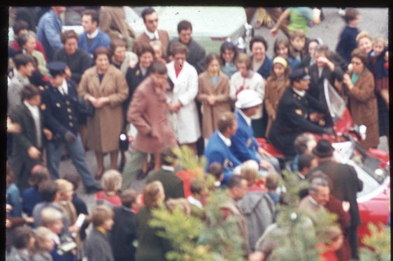 L’olimpionico Klaus Dibiasi e suo padre Karl in piazza Gries, 1968 (Foto: USP/Stiftsarchiv Gries/P. Ambros Trafojer)