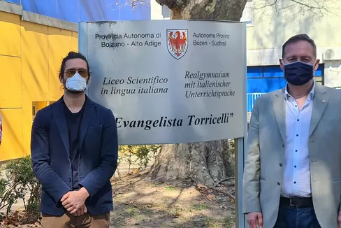 L'assessore Massimo Bessone (dx) insieme al direttore di Dipartimento, Davide Gemmellaro, durante un sopralluogo al Liceo scientifico Torricelli (Foto: ASP)