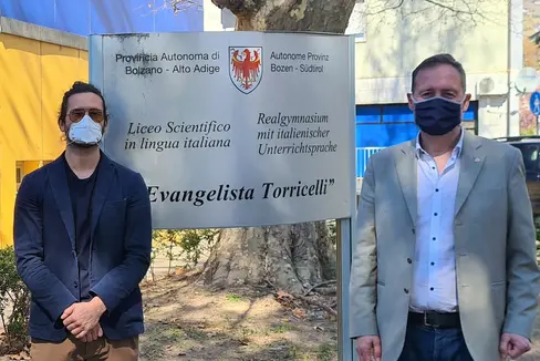 In die Zukunft der Jugend investieren: Landesrat Massimo Bessone (r.) und Ressortdirektor Davide Gemmellaro beim Lokalaugenschein vor dem italienischsprachigen Realgymnasium E. Torricelli in Bozen. (Foto: LPA)