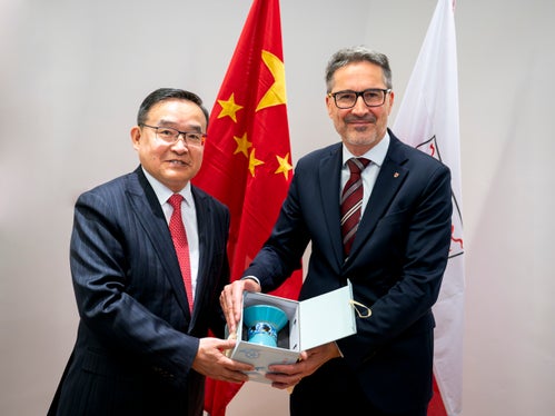 L'ambasciatore cinese Jia Guide ha omaggiato il presidente Kompatscher di uno splendido pezzo di artigianato cinese. (Foto: USP/Fabio Brucculeri)