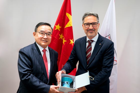 L'ambasciatore cinese Jia Guide ha omaggiato il presidente Kompatscher di uno splendido pezzo di artigianato cinese. (Foto: USP/Fabio Brucculeri)