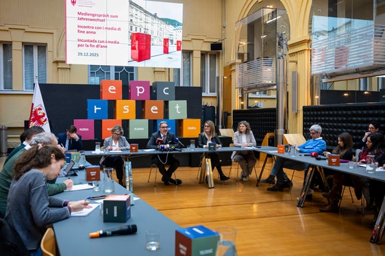 Mit Blick auf das Wohnen sprach Landeshauptmann Arno Kompatscher von einer der größten sozialen Herausforderungen. Das Land setze gezielt Maßnahmen zur Rückgewinnung von Wohnraum und investiert in leistbare Mietwohnungen, Preisbindungen und eine strengere Regulierung der touristischen Vermietung. (Foto: LPA/Fabio Brucculeri)