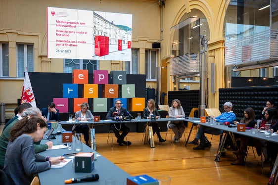 Per quanto riguarda l'edilizia abitativa, il presidente della Provincia Arno Kompatscher ha parlato di una delle maggiori sfide sociali. La Provincia sta adottando misure mirate per recuperare alloggi e sta investendo in alloggi in affitto a prezzi accessibili, nel contenimento dei prezzi e in una regolamentazione più severa degli affitti turistici. (Foto: USP/Fabio Brucculeri)