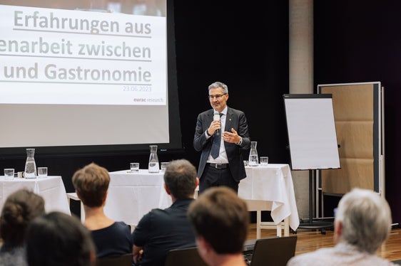 Il presidente Kompatscher nel corso del suo intervento al NEST (Foto: ASP/Eurac)