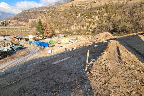 Im Rahmen einer Pressekonferenz werden am Mittwoch, dem 1. März, die ersten Pflanzen für die Gestaltung des Dammes gesetzt. (Foto: LPA/Landesamt für Wildbach- und Lawinenverbauung West)