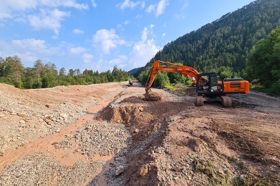 Die Wildbacharbeiter sind nach der Mure im Ciamaorbach in Enneberg mit Vorarbeiter Heinz Baumgartner im Einsatz, vier Bagger räumen die rund 15.000 bis 20.000 Kubikmeter Material. (Foto: LPA/Landesamt für Wildbach- und Lawinenverbauung Ost in der Agentur für Bevölkerungsschutz)