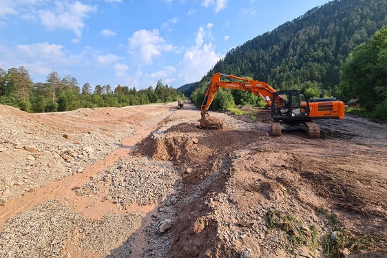 Lavori in corso anche suI rio Ciamaor (San Vigilio di Marebbe). Quattro escavatori sono in azione per rimuovere, gradualmente, circa 15.000-20.000 metri cubi di materiale detritico. (Foto: Ufficio Sistemazione bacini montani nord)