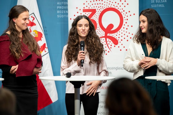 Petra Oberhollenzer (von links), Mathilde Galli und Ingrid Kapeller sind die diesjährigen Preisträgerinnen der Förderpreise für wissenschaftliche Arbeiten zur Situation der Frau in der Gesellschaft oder der Chancengleichheit zwischen Frau und Mann. (Foto: LPA/Fabio Brucculeri)