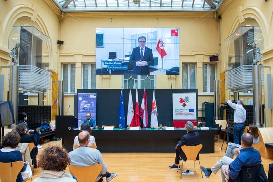 Dal prossimo anno le nostre concittadine ed i nostri concittadini, ma anche i nostri ospiti avranno grazie a TINIA un bollettino meteo dell’Euregio completo, ha detto nel suo intervento il capitano del Tirolo Platter (Foto: ASP/Fabio Brucculeri)