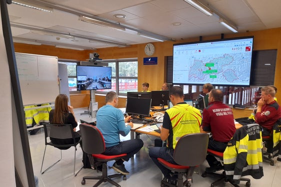Teil der zweitägigen grenzüberschreitenden Übung waren auch Videokonferenzen aller Beteiligten in Südtirol (im Bild das Lagezentrum in Bozen), auf dem Brenner (auf dem Bildschirm) und in der Landeswarnzentrale Tirol in Innsbruck (Foto: LPA/Maja Clara)