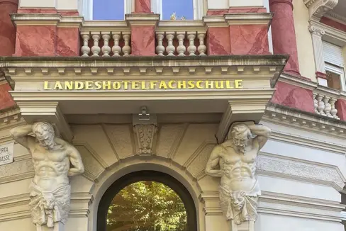 Die Landeshotelfachschule Kaiserhof in Meran feiert am 21. April ihr 50-jähriges Bestehen. (Foto: LPA)