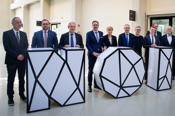 Il presidente Kompatscher, il ministro Urso, il vicepresidente Galateo e il senatore Alessandro Urzì con il ceo del NOI Techpark Ulrich Stofner, la direttrice della Ripartizione Economia della Provincia Manuela Defant e i dirigenti degli istituti di ricerca. (Foto: ASP/Fabio Brucculeri)