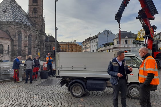 Fachsimpeln über Bäume: Forstwirtschaftslandesrat Luis Walcher (Zweiter von rechts) im Gespräch mit Toni Kerschbaumer von der Stadtgärtnerei, der heute auf seinen 32. Christbaum gewartet hat, um ihn fachgerecht zu verankern. (Foto: LPA/Maja Clara)