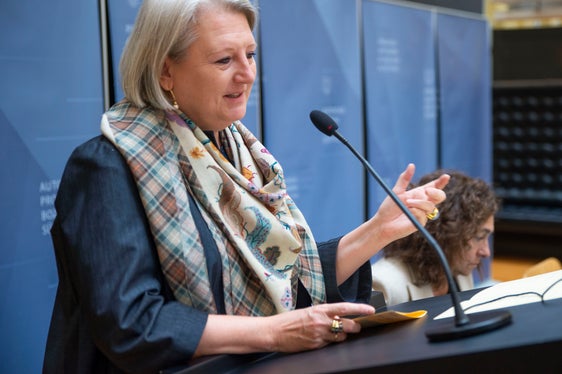 Als wesentlich und als kulturelle Grundlage für unsere Autonomie bezeichnete Landeskonservatorin Karin Dalla Torre die Chronikarbeit. (Foto: LPA/Fabio Brucculeri)