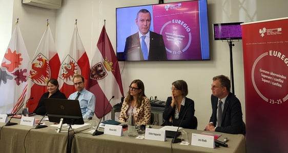 Euregio-Generalsekretär Christoph von Ach (online zugeschaltet): Die Zusammenarbeit der Euregio mit der Brüsseler Vertretung weiter zu verstärken, ist eine der Prioritäten der Südtiroler Euregio-Präsidentschaft. (Foto: Euregio)