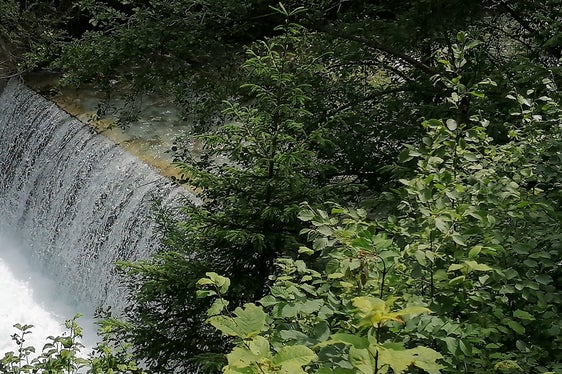 Prima: la briglia di consildamento esistente costituiva un ostacolo insormontabile per i pesci e interrompeva la continuità ecologica del Rio di Fleres. (Foto: USP/Ufficio Sistemazione bacini montani Nord presso l’Agenzia per la Protezione civile)