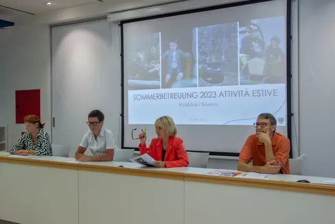 Da sinistra: Ursula Steinkasserer Goldwurm, Carmen Plaseller, l'assessora Waltraud Deeg e Mauro Cereghini. (Foto: ASP/Greta Stuefer)