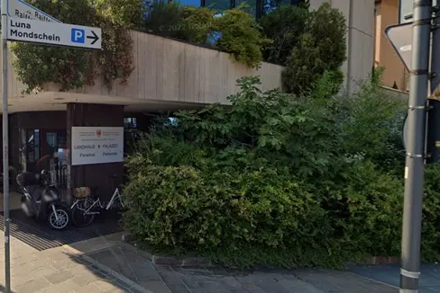 L'Ufficio assunzioni personale ha sede nel Palazzo provinciale 8 di via Renon 13, a Bolzano (Foto: ASP/Google Street View)