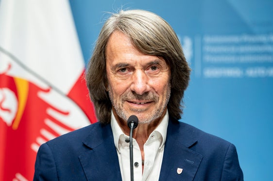 Le apparecchiature moderne aiutano a diagnosticare precocemente le malattie, a eseguire i trattamenti in modo sicuro e a garantire un'assistenza di qualità alle pazienti e ai pazienti, sottolinea l'assessore provinciale alla Prevenzione sanitaria e Salute Hubert Messner. (Foto: USP/Fabio Brucculeri)