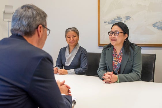 Il colloquio tra Arno Kompatscher, Kalon Norzin Dolma (a destra) e Thinlay Chukki (a sinistra) (Foto: ASP/Fabio Brucculeri)
